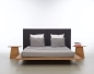 Preview: MOOD 2.0 - łóżko drewniane - ponadczasowy klasyk gatunku z tapicerowanym zagłówkiem